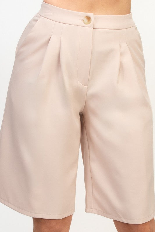 PRICILLA Pantalones Bermuda de cintura alta con pliegues