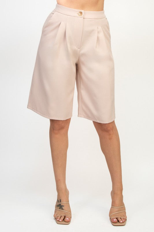 PRICILLA Pantalones Bermuda de cintura alta con pliegues