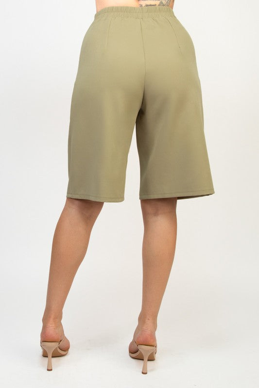 PRICILLA Pantalones Bermuda de cintura alta con pliegues