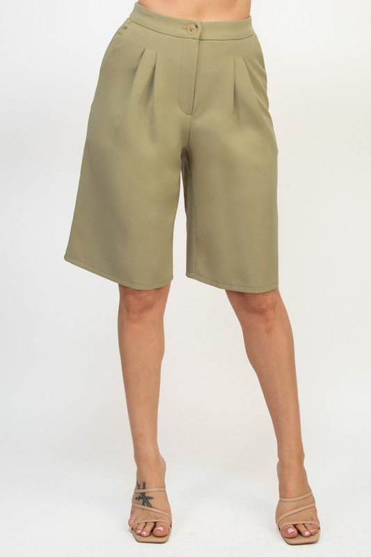 PRICILLA Pantalones Bermuda de cintura alta con pliegues
